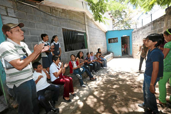 Nuestros pequeños ambientalistas aprenden a elaborar abono orgánico