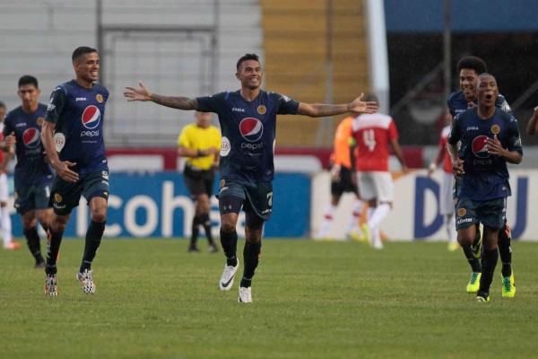 Bienvenido al club, Chino Discua...