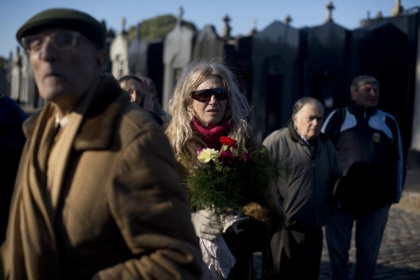 Fanáticos lloran a Gardel en su 'Buenos Aires querido' a 80 años de su muerte