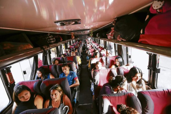 Comienza éxodo de ciudadanos en terminales de buses