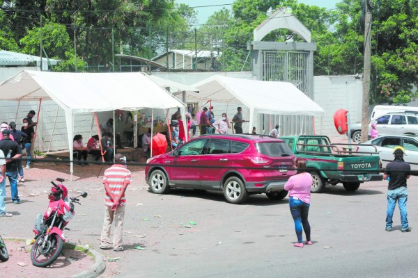Desesperados los capitalinos colapsan las zonas de triaje