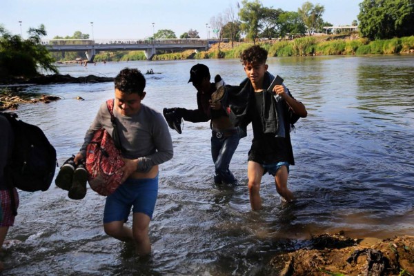 FOTOS: Caravana migrante se arriesga y cruza el río Suchiate