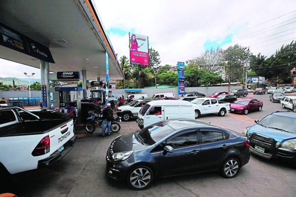 Transportistas y gobierno de Honduras logran acuerdo, normalizarán abastecimiento de combustible