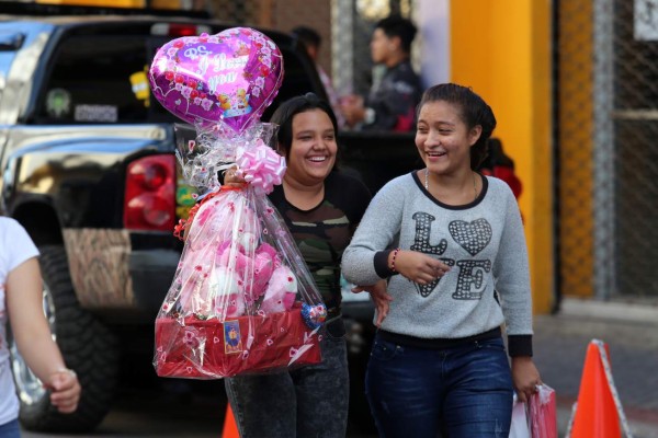 Capitalinos se rinden ante la llegada del Día del Amor y la Amistad