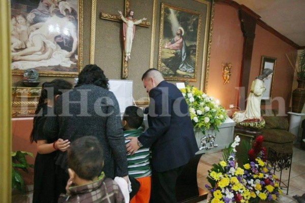 Entre dolor y conmoción velan a estudiante de Sociología