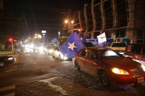 Nacionalistas muestran su apoyo a JOH por tercer día consecutivo