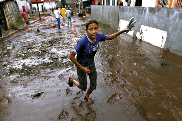 Calamidad en Los Jucos por inundaciones