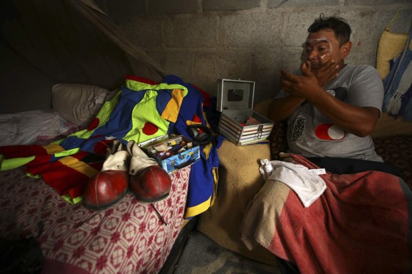 Pone orden en calles y regala risas en buses