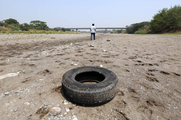 Honduras: Con desesperación, pobladores luchan contra sequía