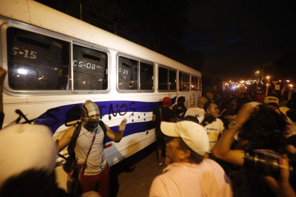 Marcha de las antorchas termina en vandalismo