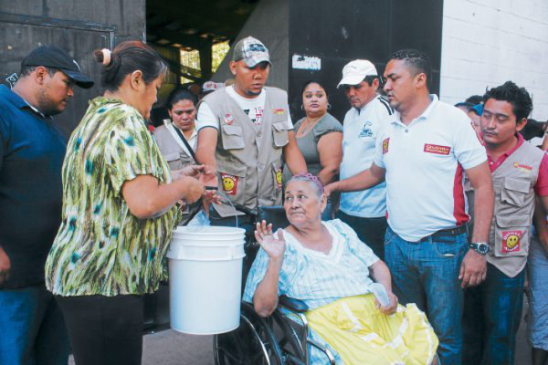 Donan víveres a adultos mayores