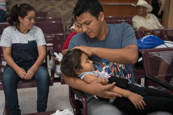 FOTOS: Hondureños son dejados en una estación de buses en Texas tras ser liberados  
