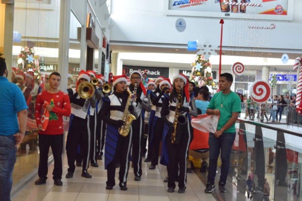 Espectacular desfile navideño en Metromall