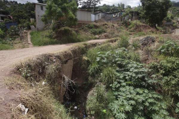Lluvia deja ríos de aguas negras en colonias, calles y bulevares