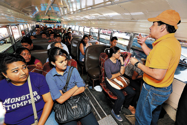 Hacen de los buses su podio político
