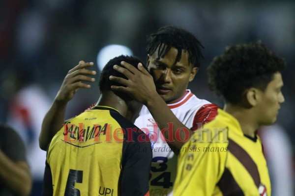 Tristeza y decepción en los rostros de los españolistas tras perder la final (FOTOS)