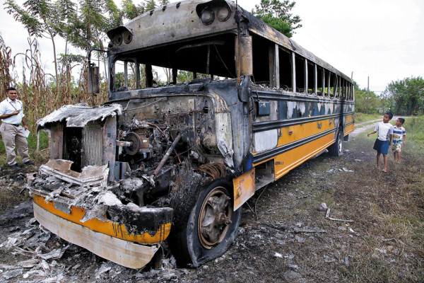 Malhechores incendian un bus en La Ceiba