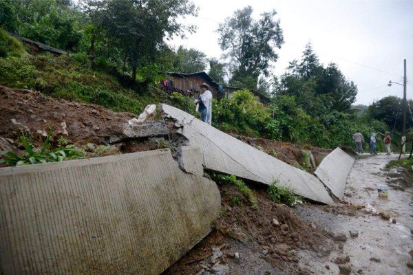 Seis muertos en México por Earl, que ya es un remanente de baja presión&nbsp;&nbsp;