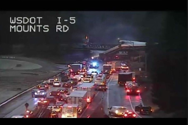 Un tren se descarrila sobre una autopista en el estado de Washington, EEUU