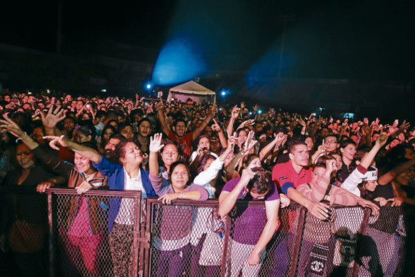 Noche de bendición en el Chochi Sosa con Alex Campos