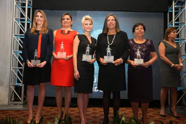 Galardonan a mujeres que enaltecen a Honduras