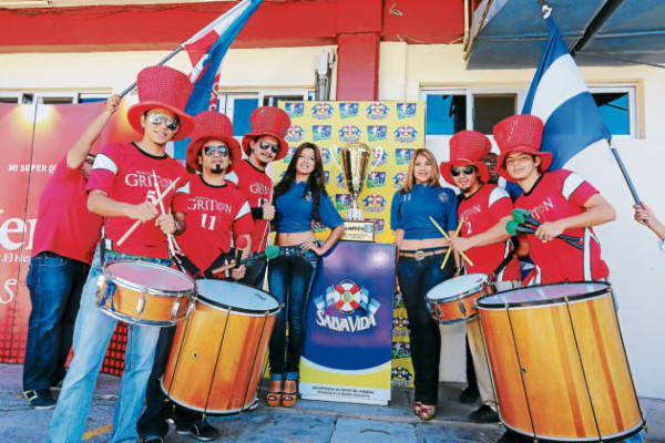 Fiesta del fútbol con la Copa de la final hondureña