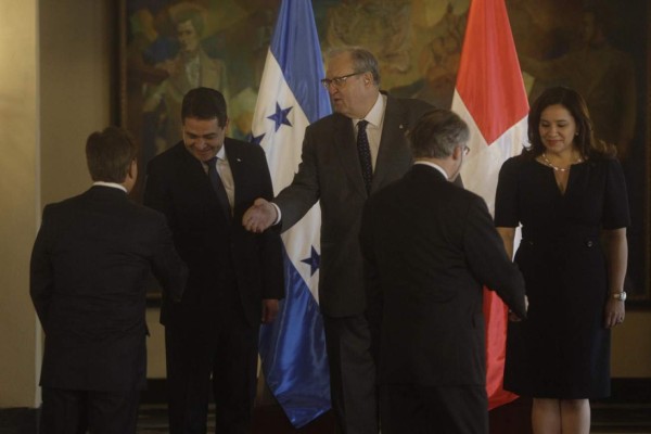 Presidente Hernández recibe condecoración de la Orden de Malta