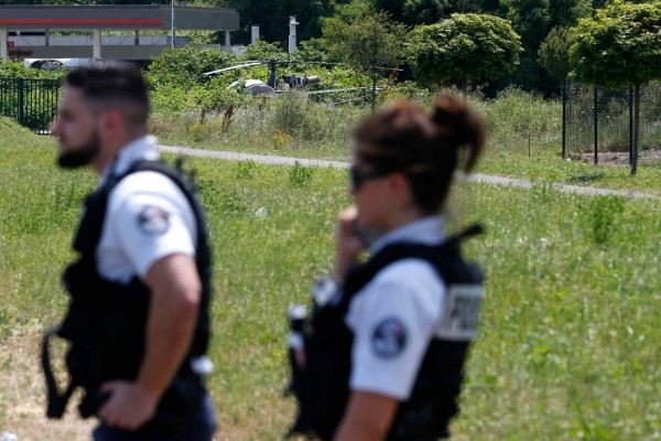 FOTOS: Así fue el escape de película de un reo a bordo de un helicóptero desde una cárcel en París