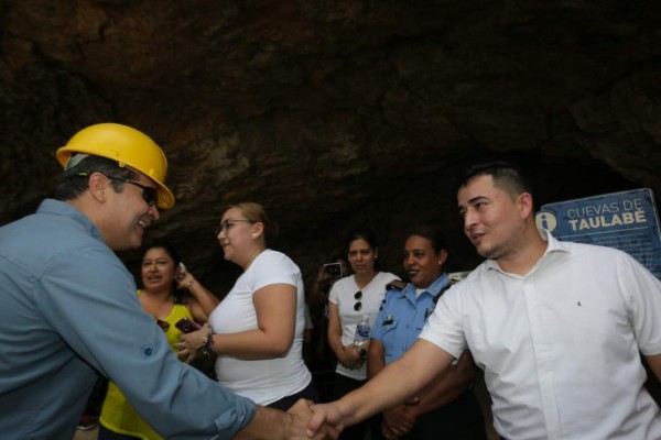 Así disfrutó el presidente Juan Orlando Hernández el recorrido por las cuevas de Taulabé