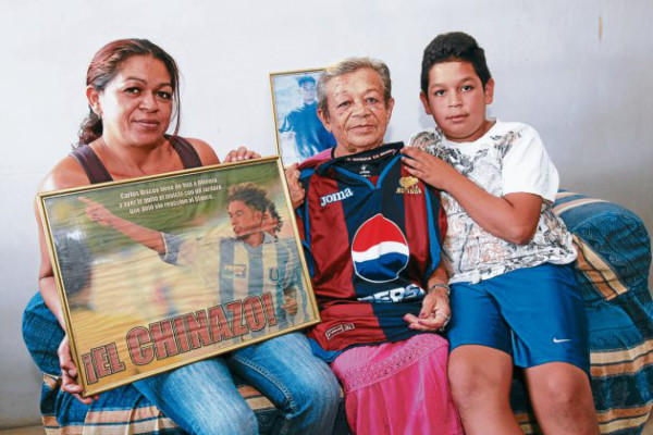 'Es un hijo especial”, comenta entre lagrimas de felicidad la madre del Chino Discua
