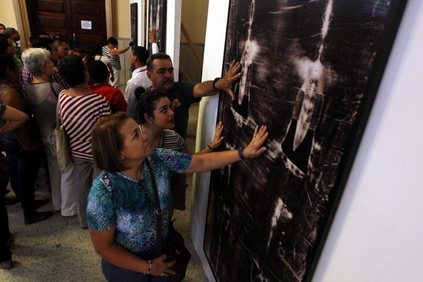 Multitudes llegan a la basílica para conocer al Hombre de la Sábana