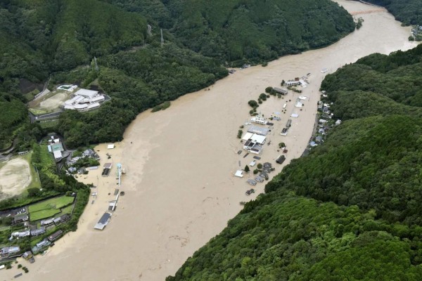 FOTOS: Muertos, desaparecidos y evacuaciones por inundaciones al sur de Japón