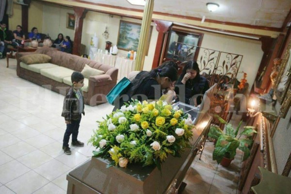 Entre dolor y conmoción velan a estudiante de Sociología