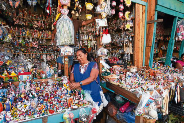 Productos navideños invaden plazas comerciales
