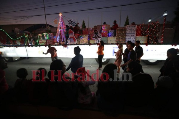 FOTOS: Colorido desfile de carrozas engalanó Tegucigalpa en época decembrina