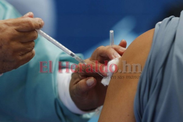 FOTOS: Tercer día consecutivo de inmensas filas por jornada de vacunación en la capital