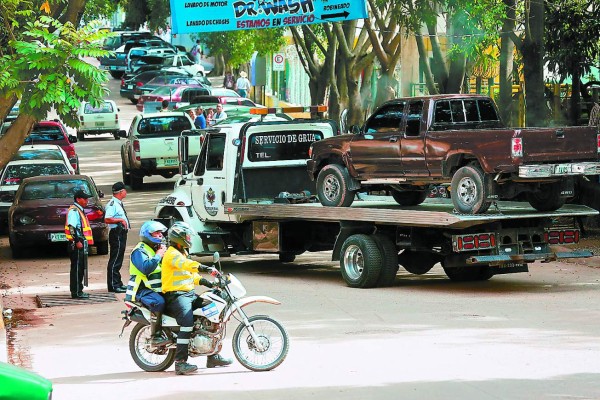 Decomisan más de cien autos