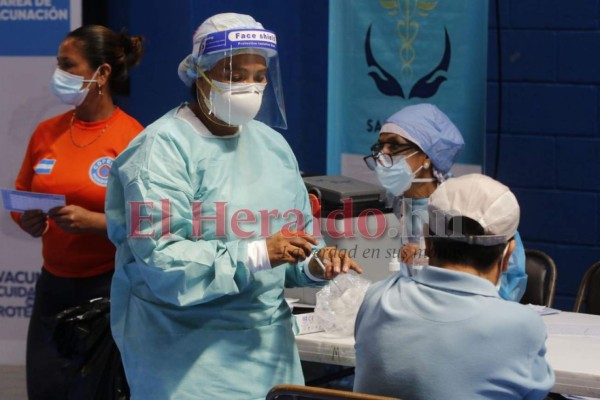 FOTOS: Tercer día consecutivo de inmensas filas por jornada de vacunación en la capital