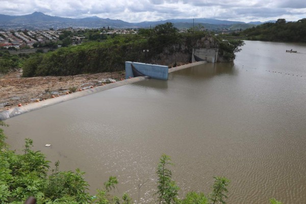 Así se encontraba ayer la represa Los Laureles, con una fuerte lluvia más se pronostica el rebose de la presa. Foto: Alex Pérez / EL HERALDO.