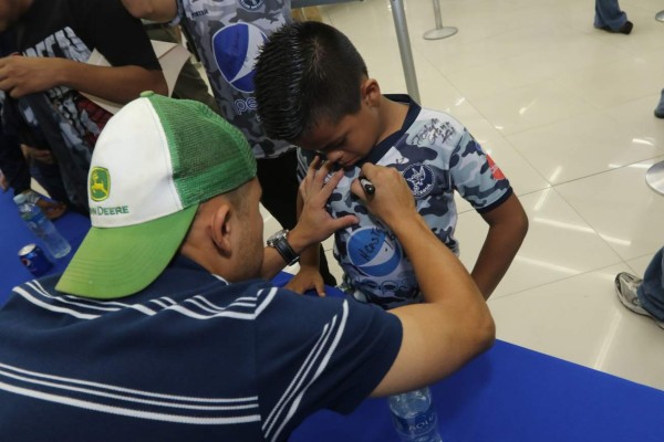Motagua dio autógrafos a sus aficionados previo al derbi