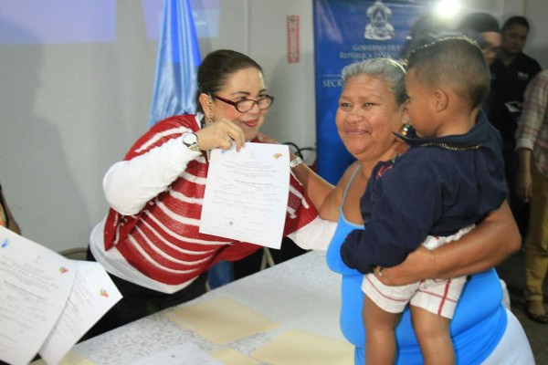 Honduras: 145,562 adultos se gradúan de primer grado