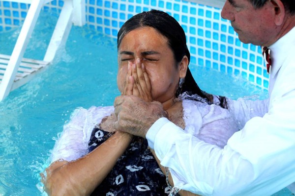 Miembros de iglesia La Luz del Mundo se bautizan en México con líder religioso preso en EEUU