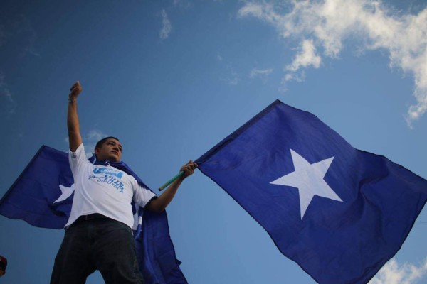 Nacionalistas marchan a favor de Juan Orlando Hernández bajo la consigna 'Victoria Total'