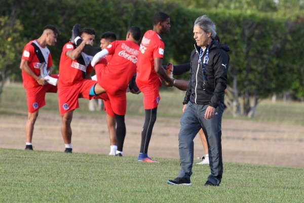 Carlos Restrepo aún no encuentra su 11 con Olimpia