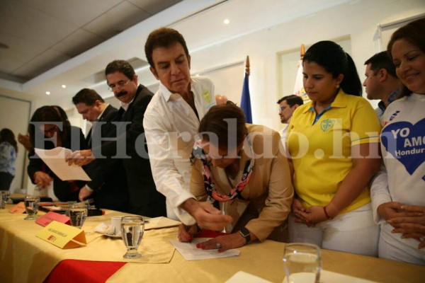 Alianza de oposición también desafía resolución del TSE y reconoce a Nasralla como el candidato del Pac