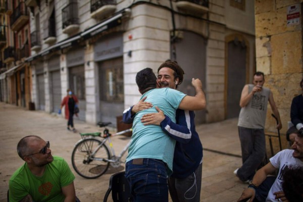 Sol, cerveza y terrazas: España celebra la cautelosa vuelta a la vida