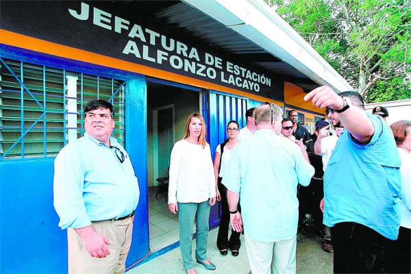 Heather Higgenbotton visita comunidad garífuna en SPS