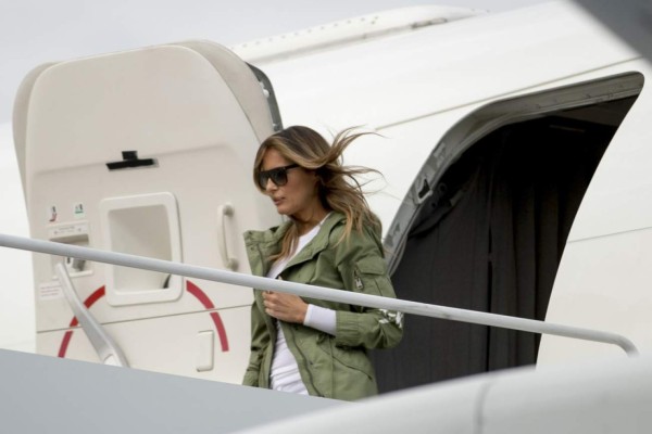 La polémica chaqueta de Melania Trump y el mensaje que revoluciona las redes