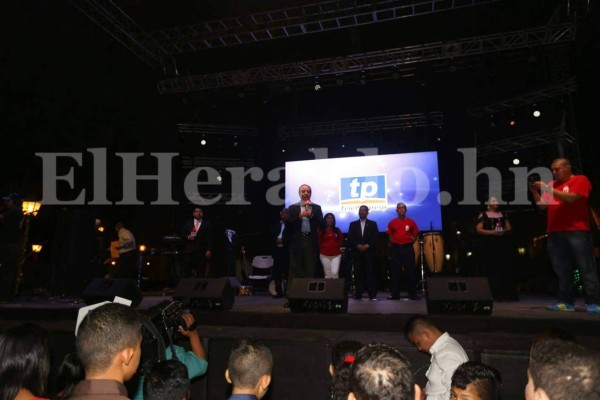 Comayagua recibió el 2017 con emocionante espectáculo de doce campanadas