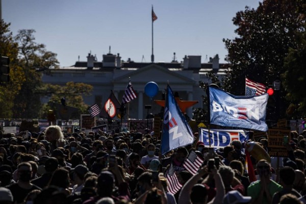 Miles festejan en alrededores de la Casa Blanca al grito de 'fuera Trump'